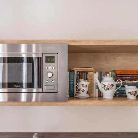 Apartment Stylish Close To Center, Cafes & Parks & Local Dining *