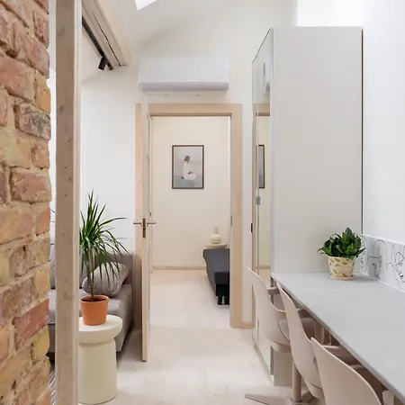 Scandi Spacious Attic Loft With Skyline View Huoneisto Riika