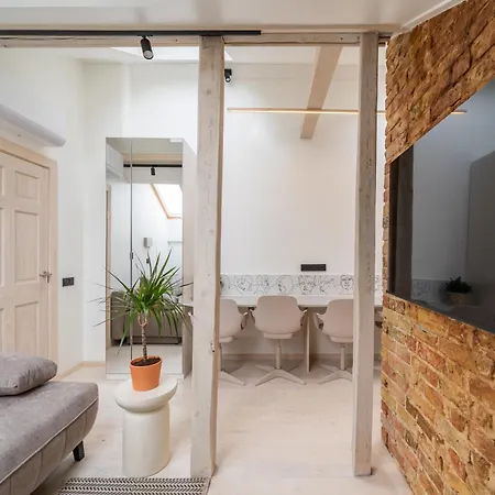 Scandi Spacious Attic Loft With Skyline View Apartment