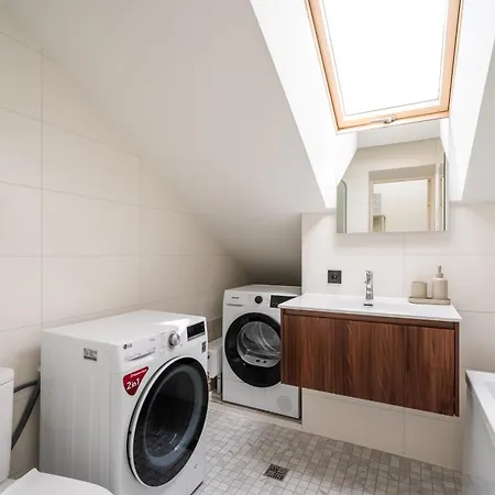 Scandi Spacious Attic Loft With Skyline View *
