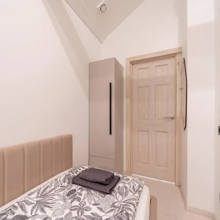 Scandi Spacious Attic Loft With Skyline View *