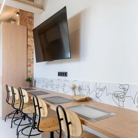 Scandi Spacious Attic Loft With Skyline View *