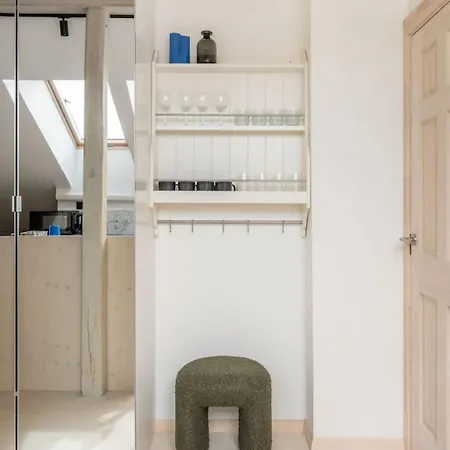 Huoneisto Scandi Spacious Attic Loft With Skyline View *