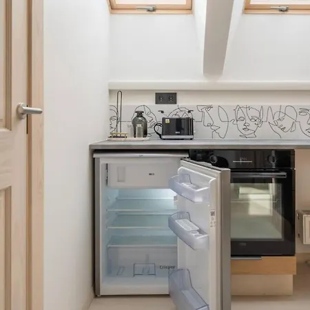 Scandi Spacious Attic Loft With Skyline View Huoneisto *