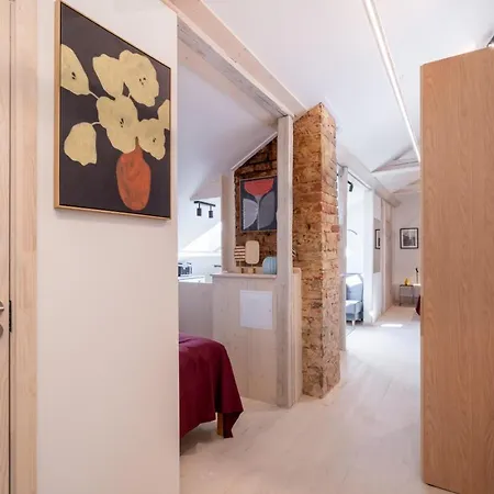 Scandi Spacious Attic Loft With Skyline View Huoneisto Riika
