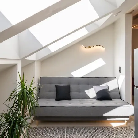 Huoneisto Scandi Spacious Attic Loft With Skyline View *