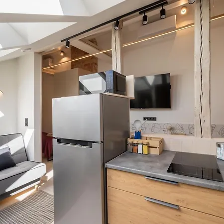 Huoneisto Scandi Spacious Attic Loft With Skyline View