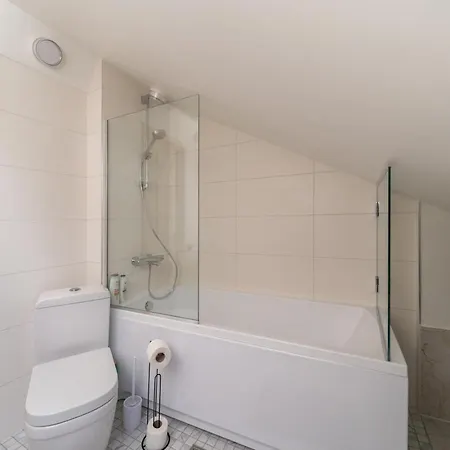 Huoneisto Scandi Spacious Attic Loft With Skyline View