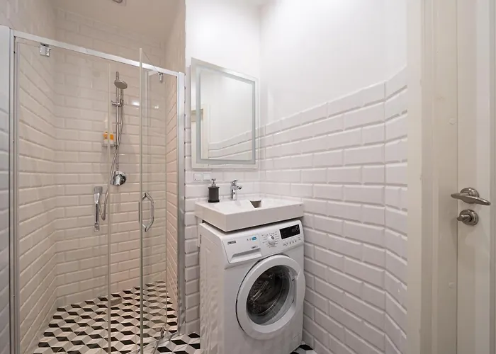 Apartment Stylish Close To Center, Cafes & Parks & Local Dining Riga