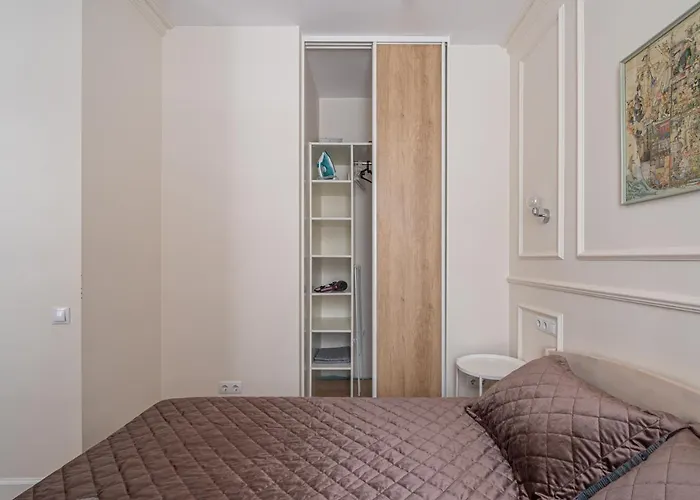 Stylish Close To Center, Cafes & Parks & Local Dining Apartment *