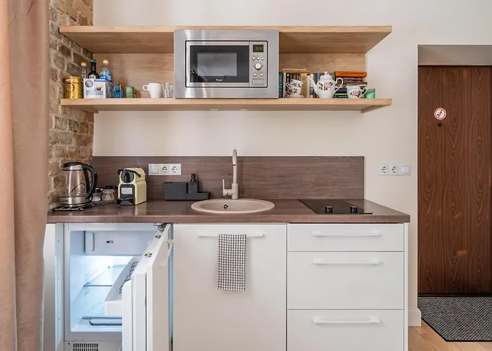 Stylish Close To Center, Cafes & Parks & Local Dining Apartment *