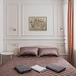 Stylish Close To Center, Cafes & Parks & Local Dining